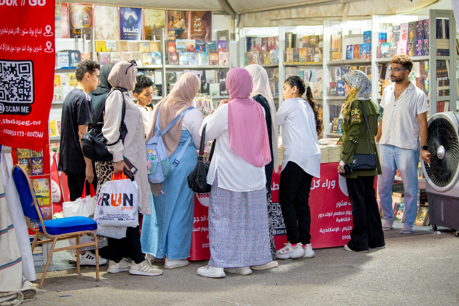 إقبال جماهيري لافت على معرض بورسعيد الثامن للكتاب.. والكورال يُشعل الأجواء بعرض فني مميز